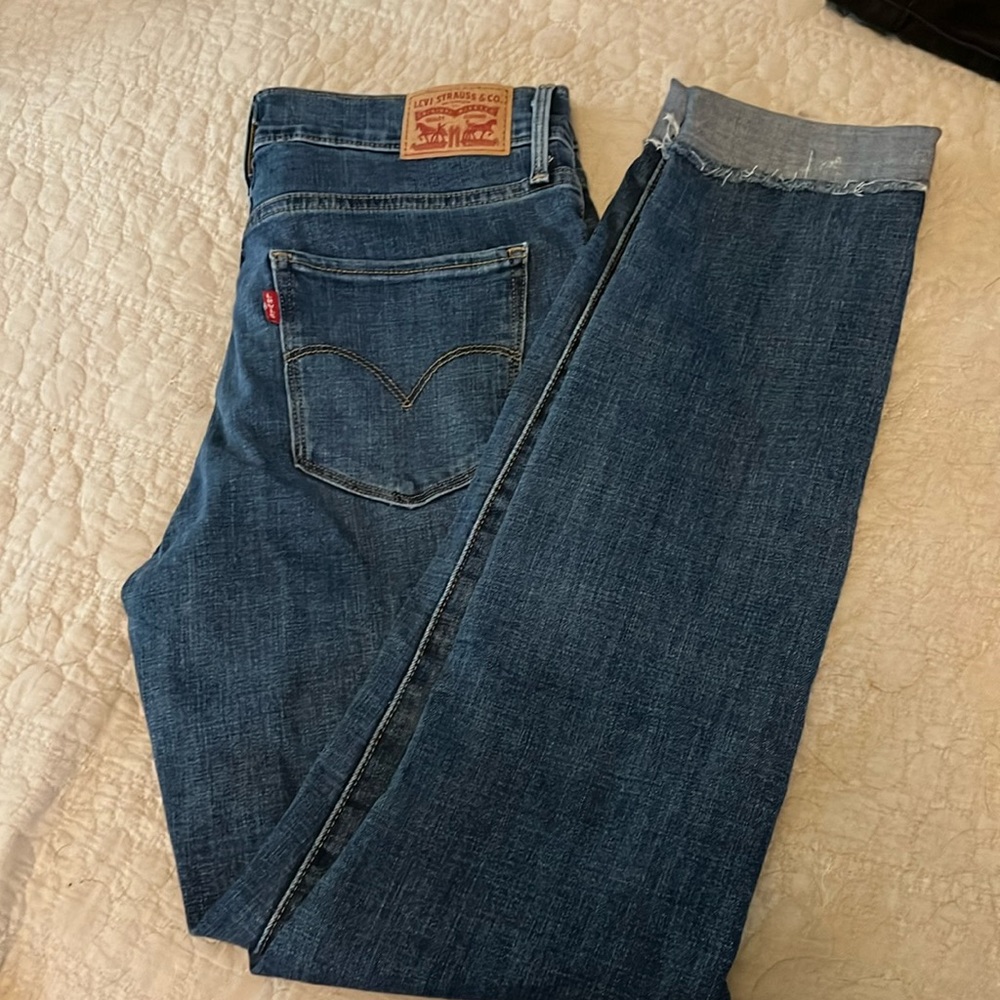 $10 CLEAR OUT SALE - 311 distressed shaping skinny jeans. Size 29/8